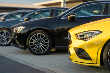 Gelber Mercedes-Benz für Autoankauf Duisburg Gelber Mercedes-Benz für Autoankauf Duisburg